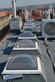 Stará plechová střecha protékala ve spojích