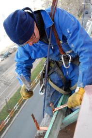 Na úzkou římsu se klempířům nechtělo...